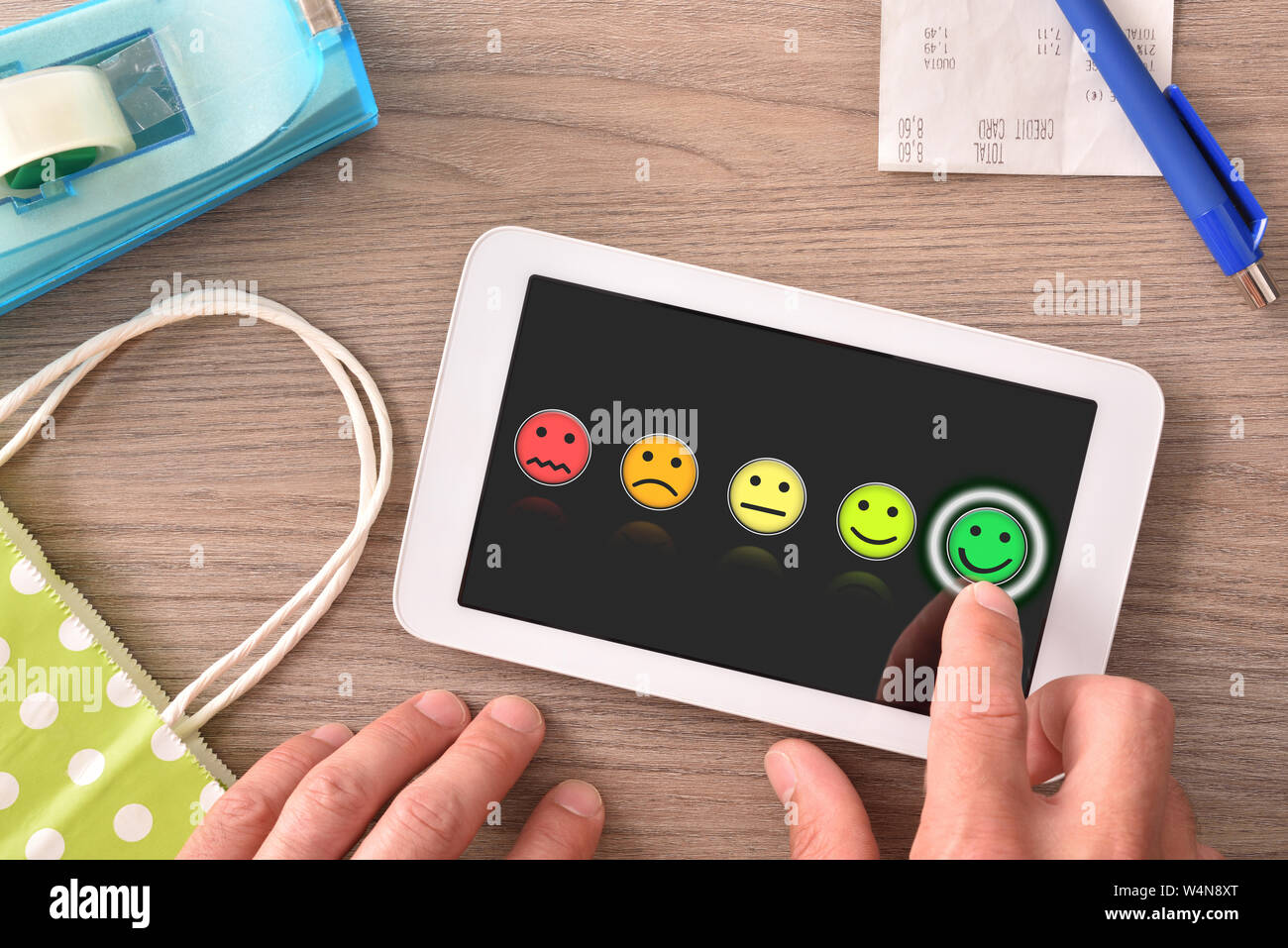 Mano valutando positivamente un acquisto su un contatore. Composizione orizzontale. Vista dall'alto. Foto Stock