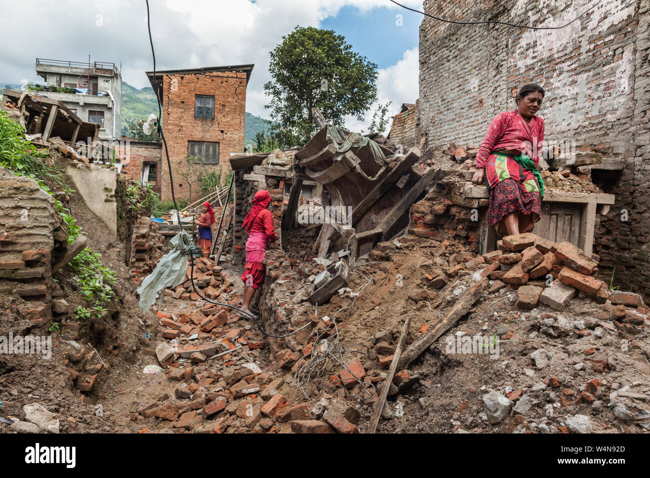 Le donne sul sito di una casa crollata in Sankhu a seguito di un terremoto in Nepal. Foto Stock