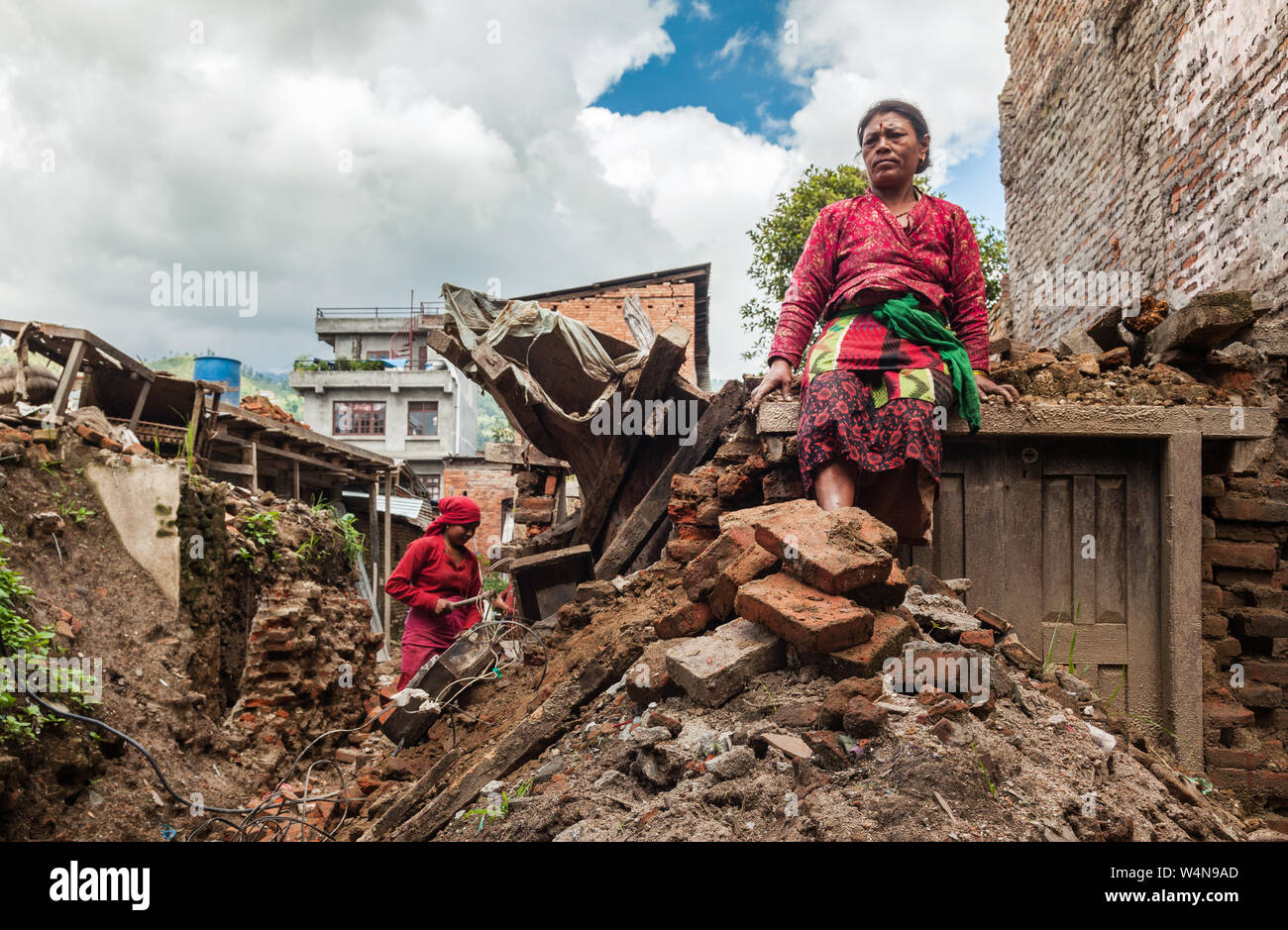 Le donne sul sito di una casa crollata in Sankhu a seguito di un terremoto in Nepal. Foto Stock