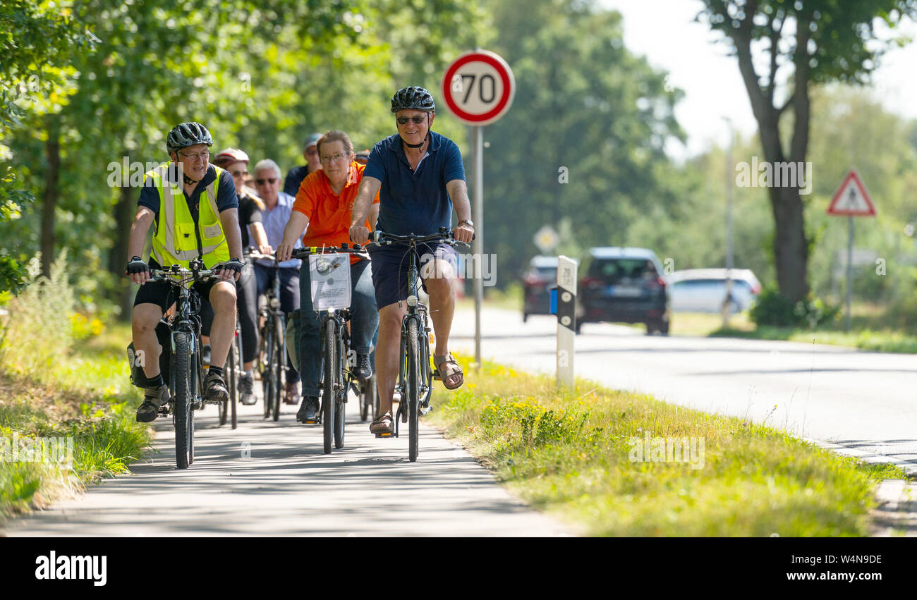 24 luglio 2019, Bassa Sassonia, Hanstedt: Stephan Weil (SPD,r), il primo ministro del Land della Bassa Sassonia, vanno in bicicletta con i membri dell'Allgemeine Deutschen Fahrrad-Club Harburg. Foto: Philipp Schulze/dpa Foto Stock
