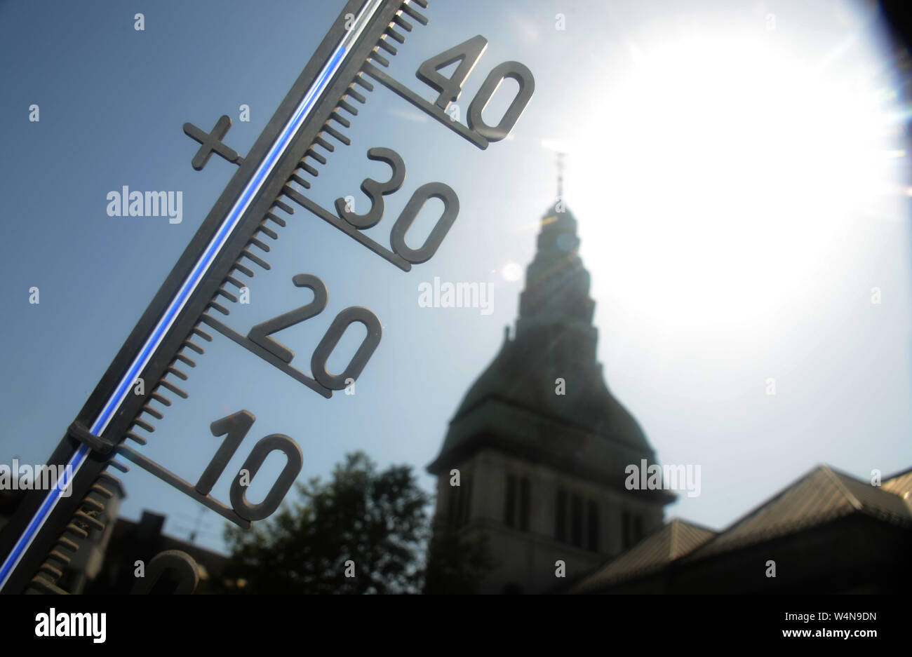 24 luglio 2019, Renania-Palatinato, Völklingen: il termometro nella parte anteriore della Chiesa Eligius indica 40 gradi al sole. Foto: Harald Tittel/dpa Foto Stock