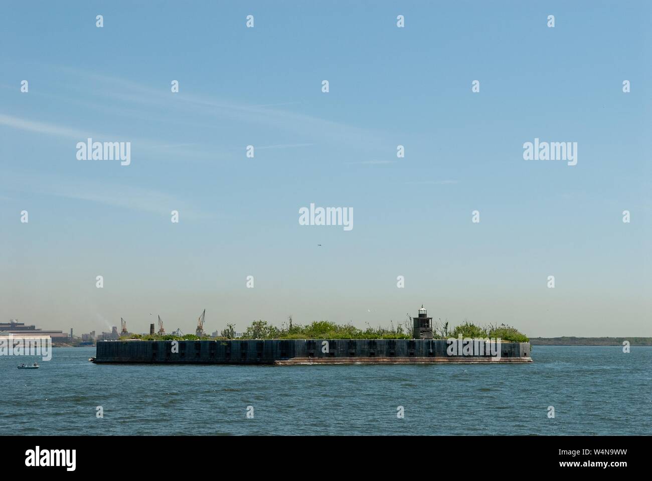 Vista di un fatiscente faro in legno su un mare-mura fortificate isola nella baia di Chesapeake, vicino a Baltimore, Maryland, 4 maggio 2006. Dall'Homewood raccolta di fotografie. () Foto Stock