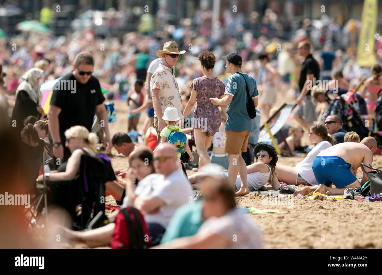 Vista generale di Scarborough Beach come il Regno Unito è previsto a bordo verso il suo sempre più calda giornata di luglio con il mercurio a causa di elevarsi al di sopra di 30C (86F). Foto Stock