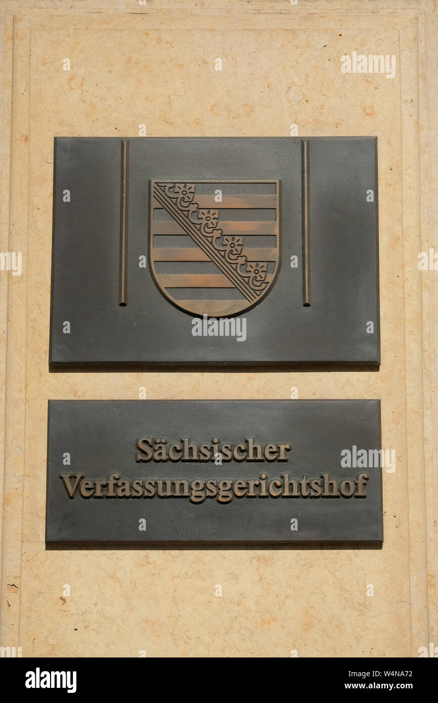 24 luglio 2019, in Sassonia, Lipsia: Il segno del Sassone corte costituzionale. Il 25.07.2019, Corte Costituzionale sentirà la denuncia dell'AFD contro la riduzione del proprio elenco nazionale alle elezioni di stato il 1 settembre. Foto: Sebastian Willnow/dpa-Zentralbild/dpa Foto Stock