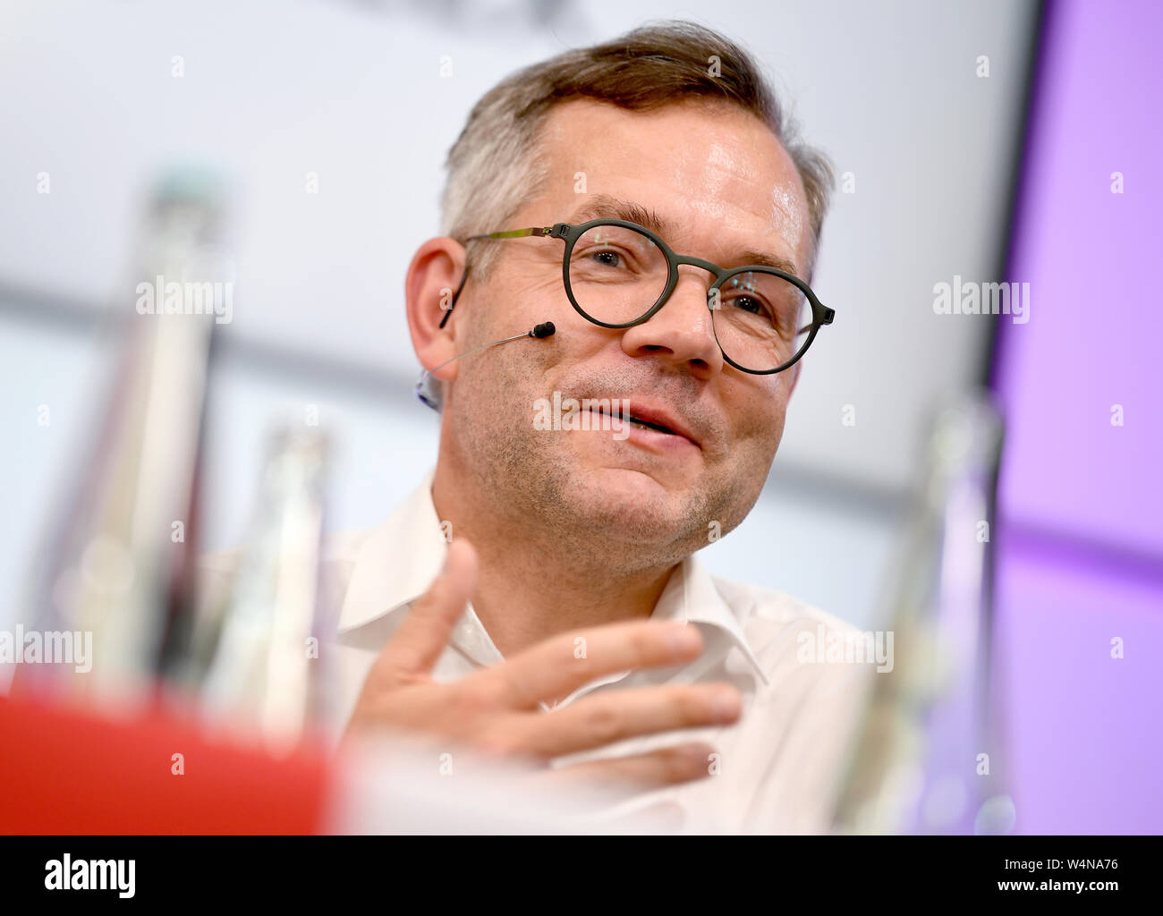 24 luglio 2019, Berlin: Michael Roth (SPD), ministro europeo di stato, parla alla conferenza stampa sulla 41st CSD a Berlino. Sabato il Christopher Street Day Parade sarà organizzato nella capitale. Foto: Britta Pedersen/dpa-Zentralbild/dpa Foto Stock
