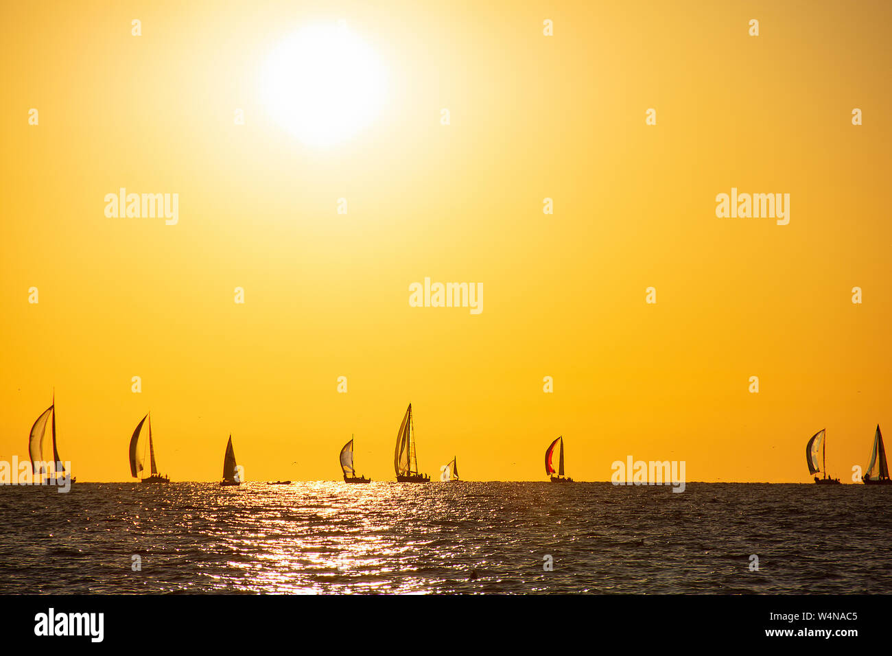 Regata a vela sul lago Michigan con la luminosità del tramonto Foto Stock