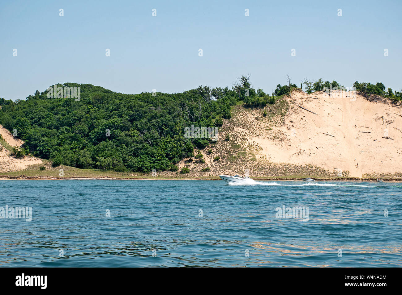 Gite in barca sul Lago Michigan con dune di sabbia di Costa Foto Stock