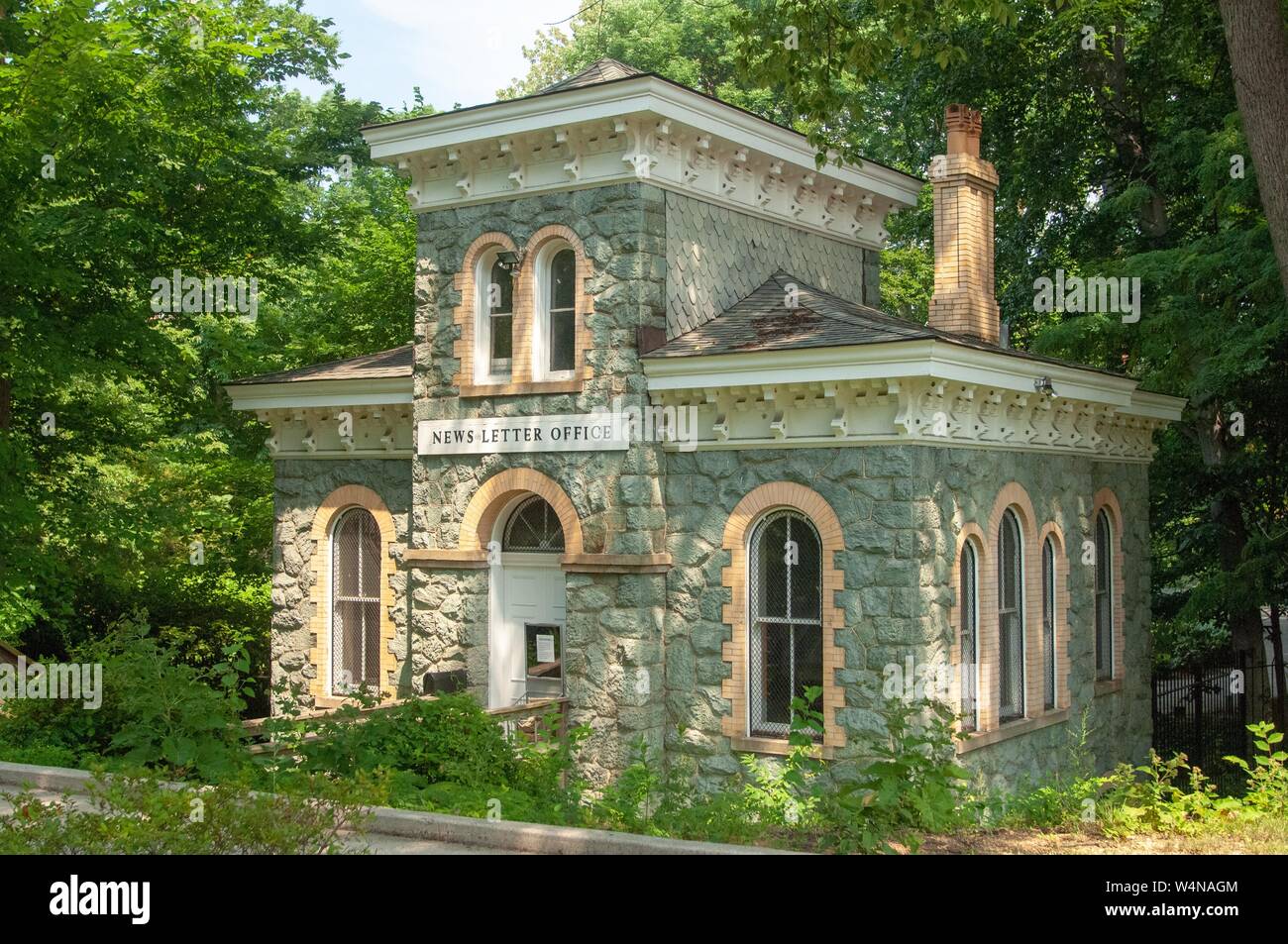 Angolo di visualizzazione di una pietra gatehouse, precedentemente noto come un ingresso al Homewood villa che ospita la Johns Hopkins News-Letter uffici, presso la Johns Hopkins University, Baltimora, Maryland, Luglio 9, 2007. Dall'Homewood raccolta di fotografie. () Foto Stock