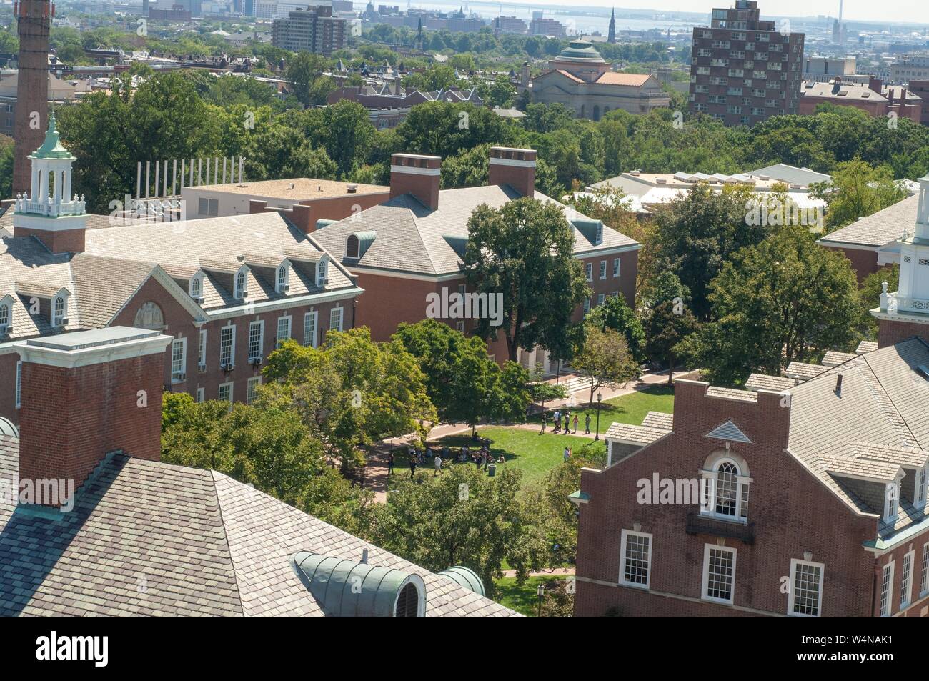 Vista panoramica, in una giornata di sole, di un quad erbosa e edifici universitari di Baltimore e dal Porto Interno in background, presso la Johns Hopkins University, Baltimora, Maryland, 4 settembre 2006. Dall'Homewood raccolta di fotografie. () Foto Stock