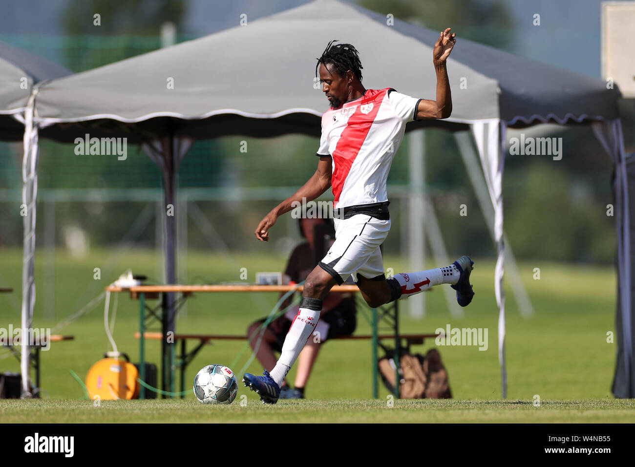 24 luglio 2019, l'Austria, Sankt Johann/Tirolo: Calcio: Test match, Fortuna Düsseldorf - Rayo Vallecano (Spagna). Vallecanos Abdoulaye Ba gioca la palla. Foto: Tim Rehbein/dpa Foto Stock