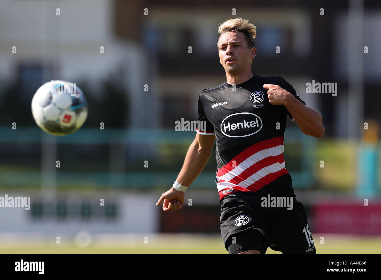 24 luglio 2019, l'Austria, Sankt Johann/Tirolo: Calcio: Test match, Fortuna Düsseldorf - Rayo Vallecano (Spagna). Düsseldorf Pledl Thomas ha il suo occhio sulla sfera. Foto: Tim Rehbein/dpa Foto Stock