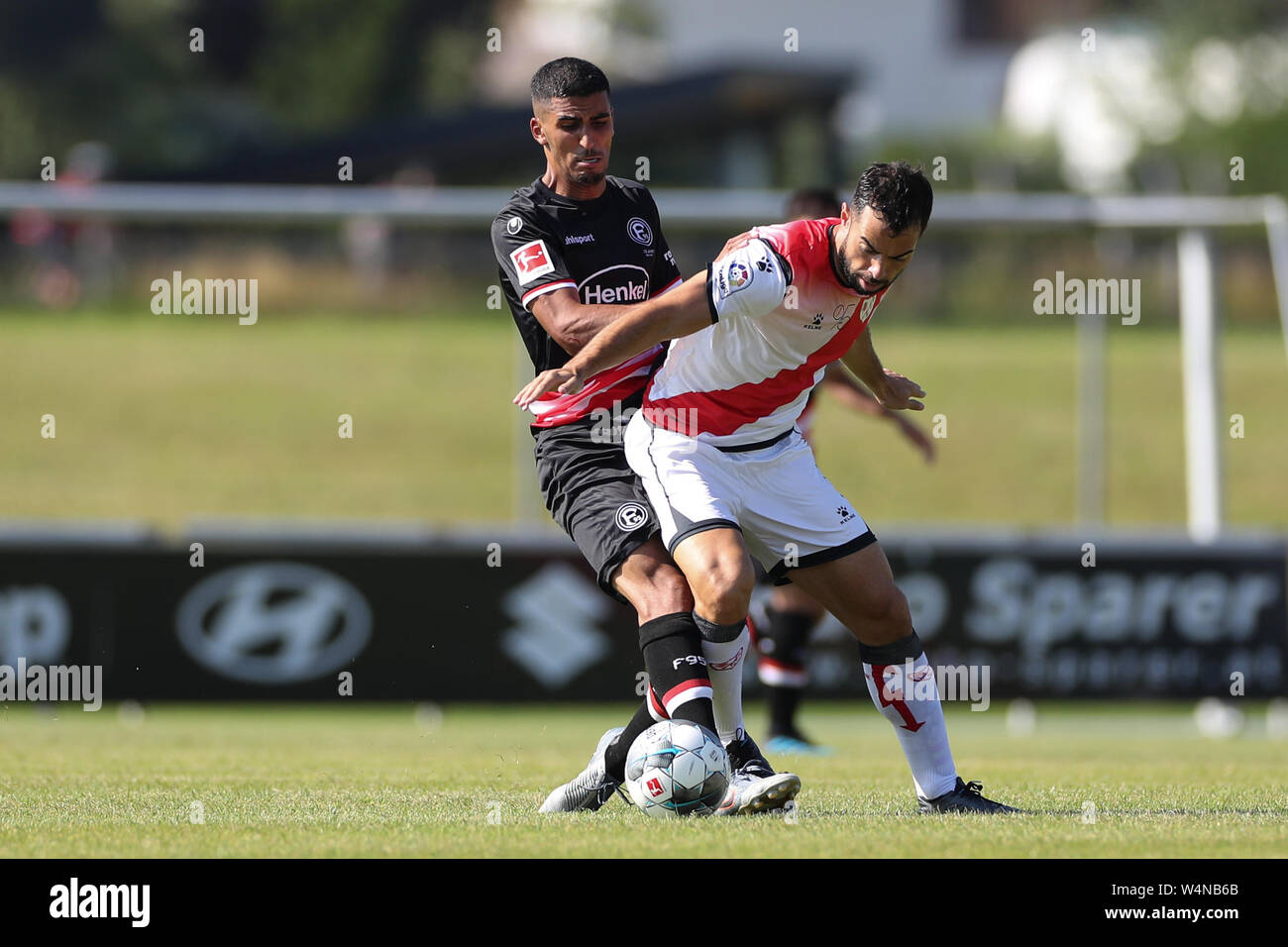 24 luglio 2019, l'Austria, Sankt Johann/Tirolo: Calcio: Test match, Fortuna Düsseldorf - Rayo Vallecano (Spagna). Düsseldorf Barkok Aymen (l) in un duello con Vallecanos Jordi Amat. Foto: Tim Rehbein/dpa Foto Stock