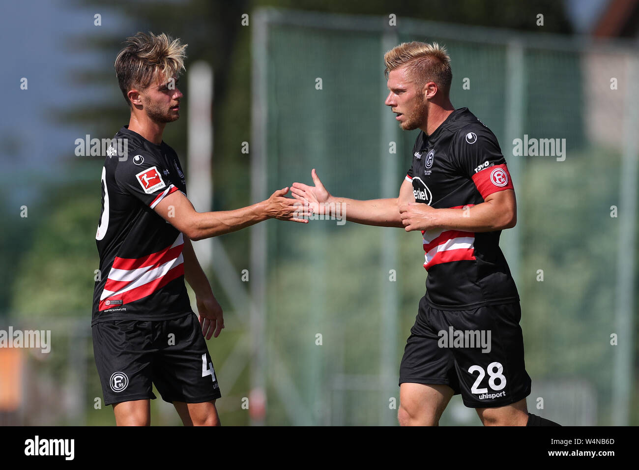 24 luglio 2019, l'Austria, Sankt Johann/Tirolo: Calcio: Test match, Fortuna Düsseldorf - Rayo Vallecano (Spagna). Düsseldorf è Johannes Bühler (l) cheers insieme a Düsseldorf, Rouwen Hennings. Foto: Tim Rehbein/dpa Foto Stock