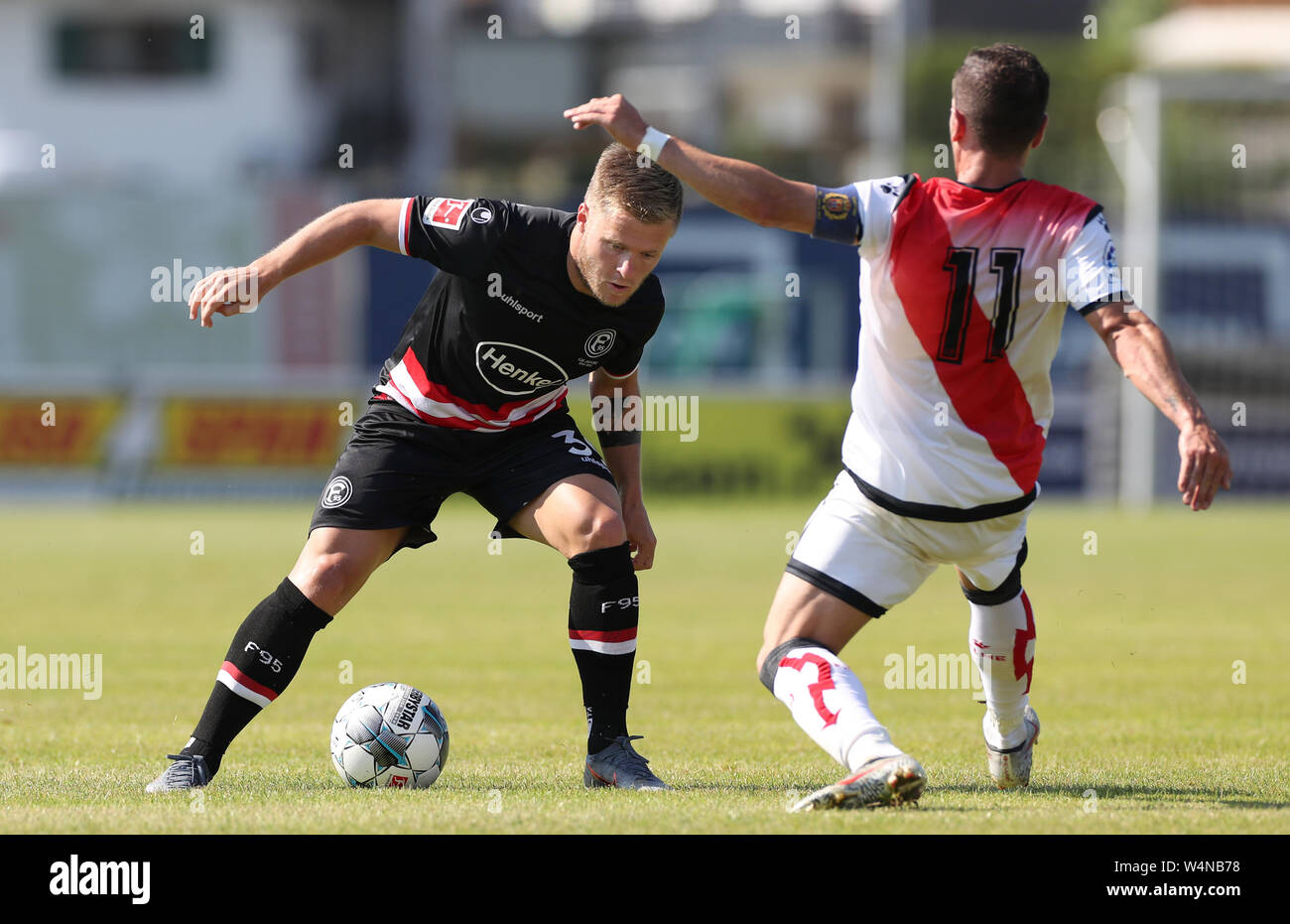 24 luglio 2019, l'Austria, Sankt Johann/Tirolo: Calcio: Test match, Fortuna Düsseldorf - Rayo Vallecano (Spagna). Düsseldorf per Jean Zimmer (l) in un duello con Vallecano di Adrian Embara. Foto: Tim Rehbein/dpa Foto Stock