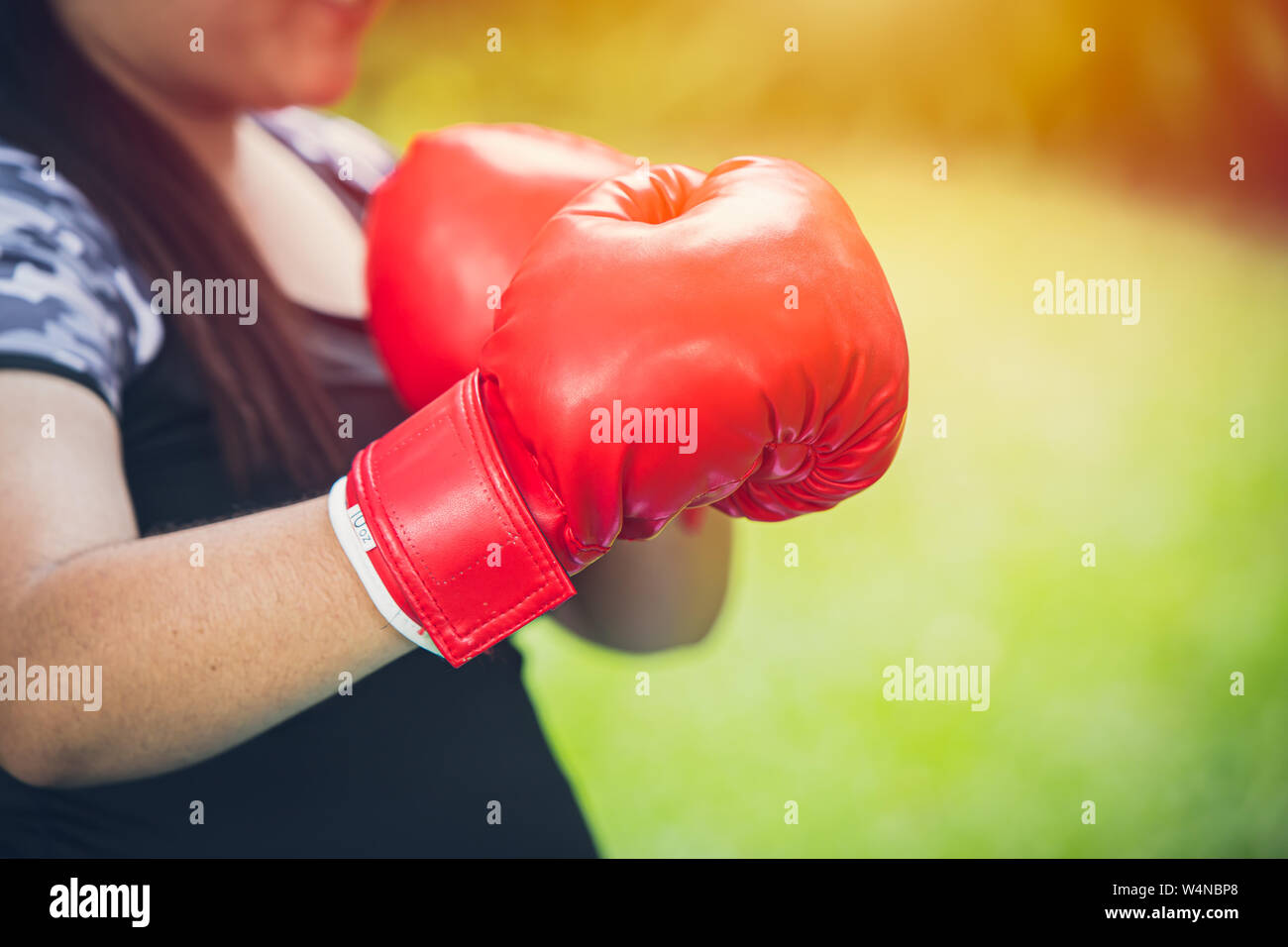 Ragazza indossando guanti da boxe per grasso dieta di combattimento e un sano concetto Foto Stock