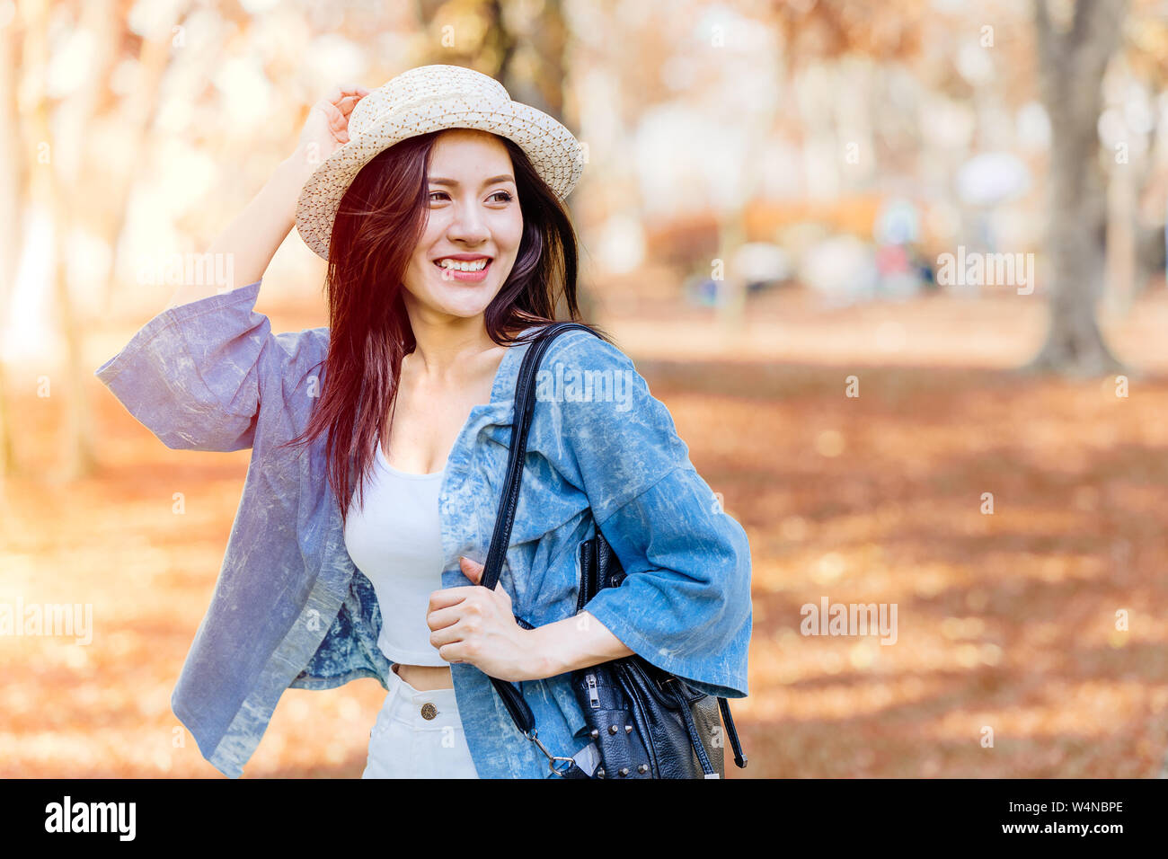 Asian girl teen in casa vacanza viaggiare da solo nella stagione autunnale Foto Stock