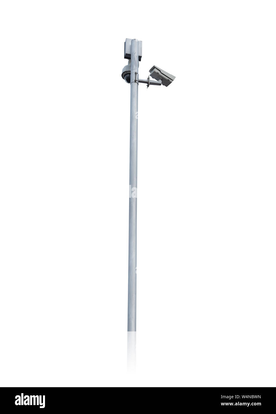 Sicurezza CCTV outdoor fotocamera post in street city road isolati su sfondo bianco Foto Stock