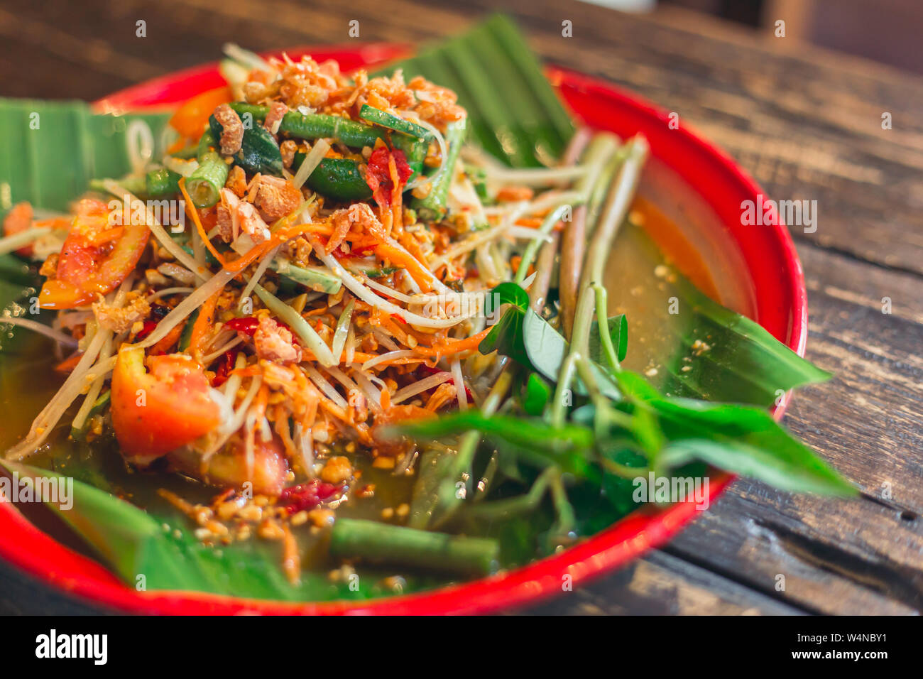 La papaia Thai Salad Ricetta (Som Tam) Thai Street cibo piccante e speziato sano Foto Stock