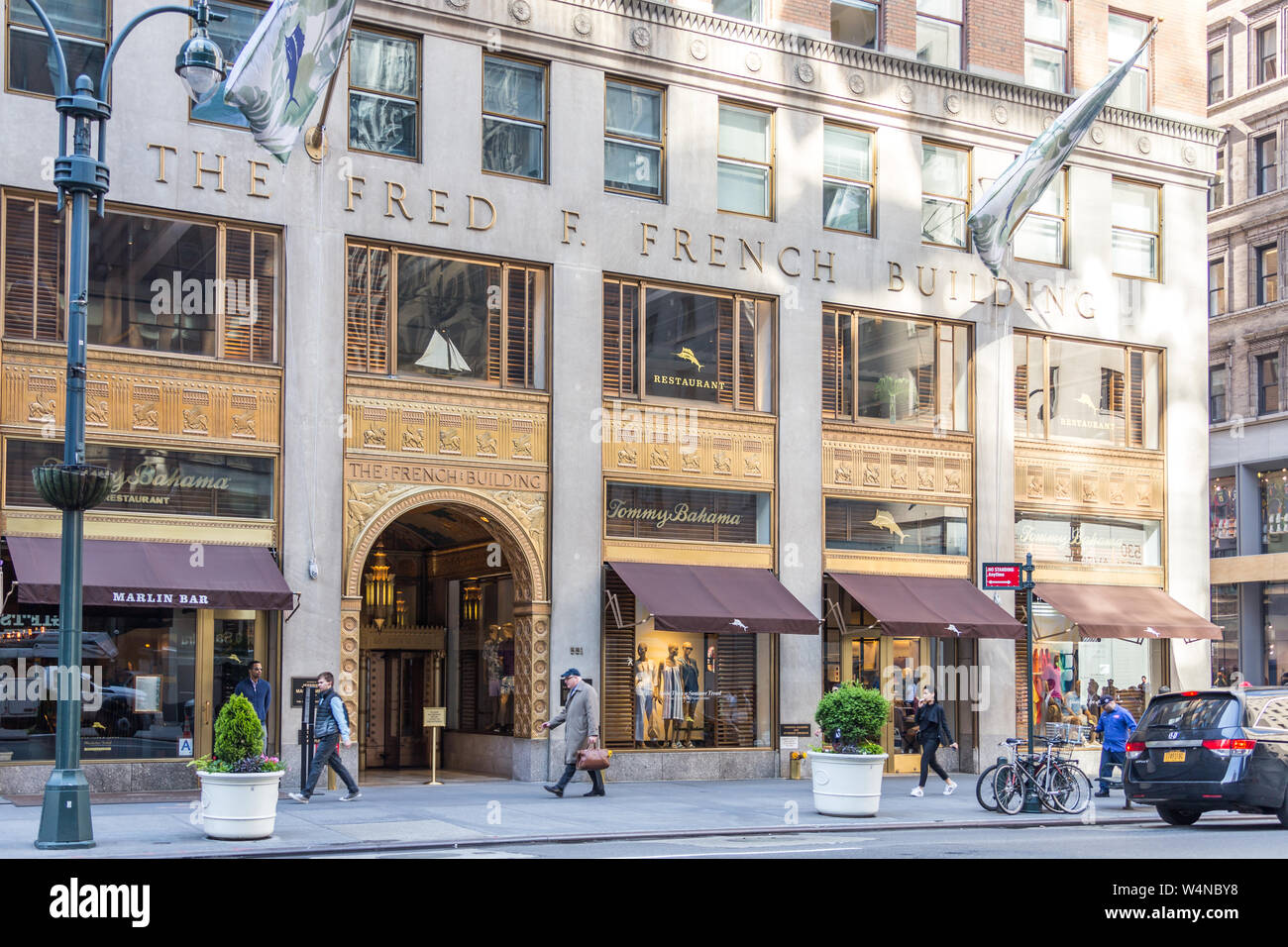 NEW YORK, Stati Uniti d'America - 17 May, 2019: Tommy Bahama esterno segno dello store e il logo. Tommy Bahama è un Seattle-basato fabbricante di casual per uomo e donna Foto Stock
