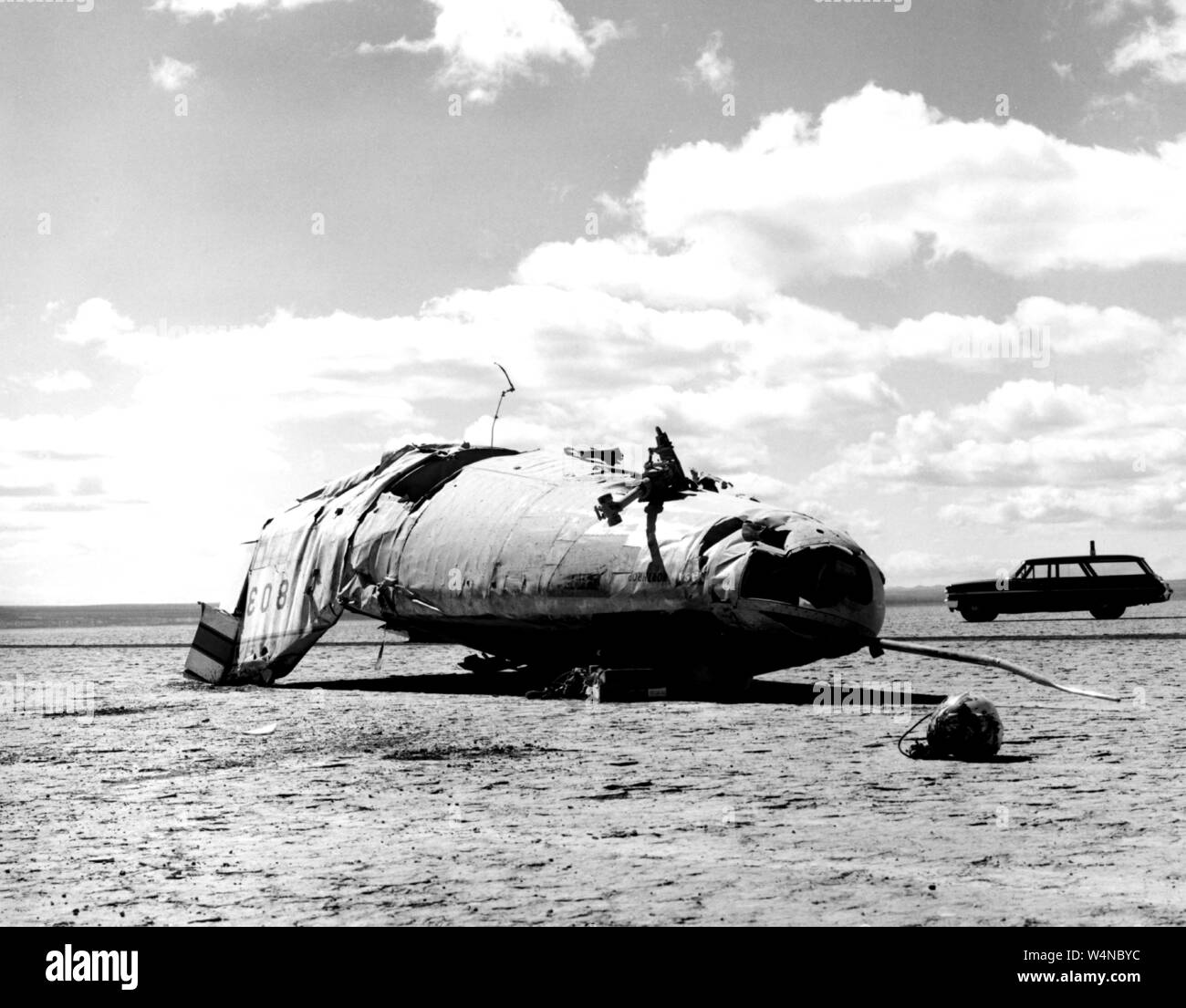 M2-F2 corpo di sollevamento aereo crash a Rogers Dry Lakebed, Dryden Flight Research Center ad Edwards, California, 10 maggio 1967. Immagine cortesia Nazionale Aeronautica e Spaziale Administration (NASA). () Foto Stock