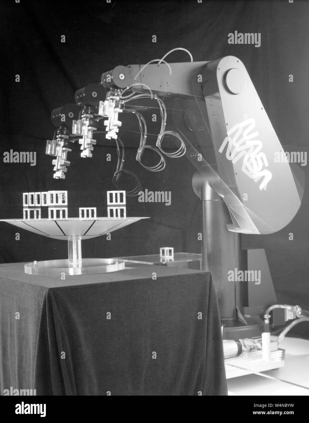 Puma robotico di braccio di sensore per uso in realtà virtuale di sviluppo e studi presso la NASA Ames Research Center, Mountain View, California, 2 aprile 1990. Immagine cortesia Nazionale Aeronautica e Spaziale Administration (NASA). () Foto Stock