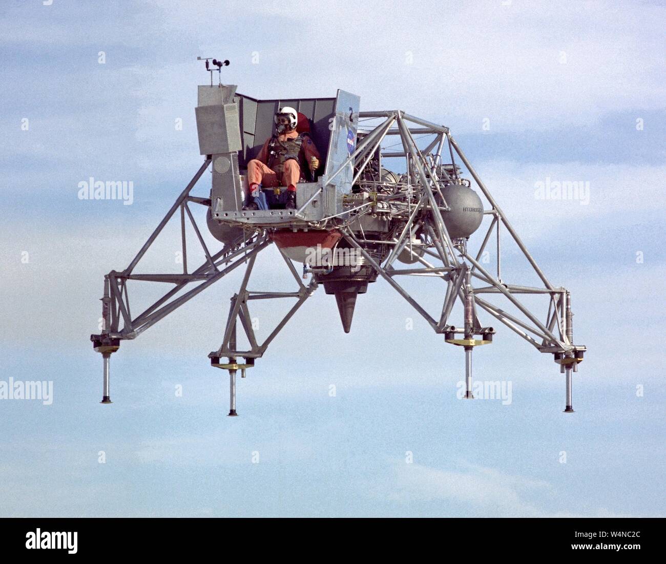 NASA ricerca pilota Joe Walker piloti di atterraggio lunare di Ricerca Veicolo (LLRV) al Dryden Flight Research Center, Edwards Air Force Base in California, 11 gennaio 1967. Immagine cortesia Nazionale Aeronautica e Spaziale Administration (NASA). () Foto Stock