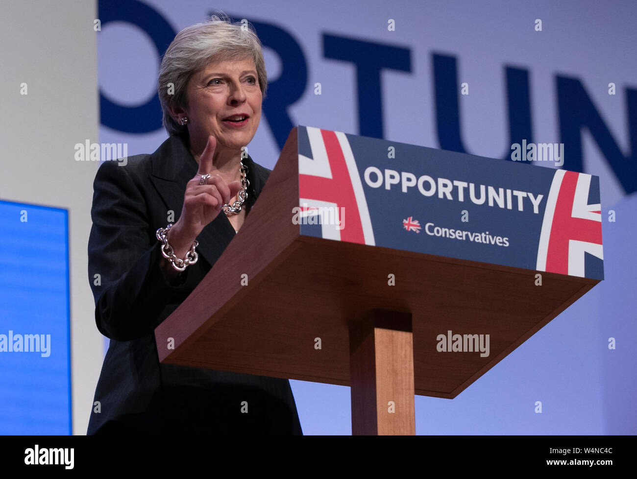 Londra, Regno Unito. 3° Ott, 2018. File foto prese ad Ottobre 3, 2018 mostra del Primo Ministro britannico Theresa può dare un discorso durante il Partito Conservatore conferenza annuale 2018 a Birmingham, Inghilterra. Il neo-eletto Partito Conservatore leader Boris Johnson ha assunto la carica di primo ministro britannico il Mercoledì in mezzo alle crescenti incertezze del Brexit. Lo sviluppo più recente è venuto dopo Theresa Maggio formalmente dimesso come il leader del paese e Johnson è stato invitato dalla Regina per formare il governo. Credito: Han Yan/Xinhua/Alamy Live News Foto Stock