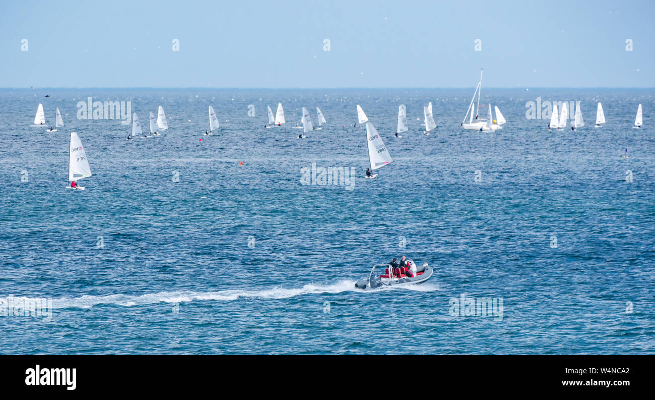 A North Berwick, East Lothian, Scozia, Regno Unito, 24 luglio 2019. RS Aero Challenge Cup: East Lothian Yacht Club ospita la regata a vela con 80 derive in lizza per un handicap Challenge Cup davanti della UK National & International Open Championship che si svolge nel corso di 4 giorni a partire da domani. Il Derive gara intorno al corso nel Firth of Forth Foto Stock