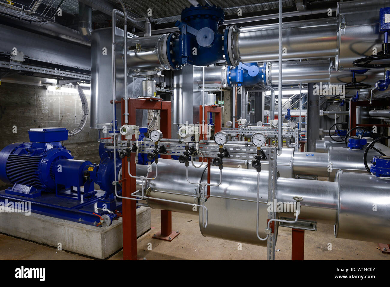 Germania, Amburgo, Vattenfall potenza per unità di calore per generare calore dal potere da eccesso di energia eolica per fornire calore al pubblico il calore di rete / Deutschland, Amburgo, potenza al calore Anlage im Karolinenviertel von Vattenfall, überschüssiger Windstrom kann in Wärme zum Heizen umgewandelt werden und in das Fernwärmenetz eingespeist werden, Wärmeleitung für Heizwasser Pumpen und Foto Stock