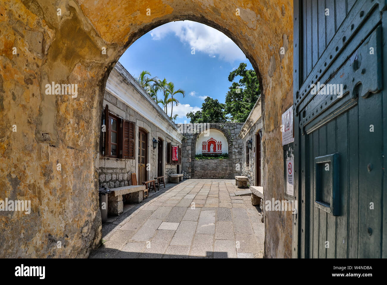 All'interno degli edifici e il cancello di ingresso del monte Rocca, Fortaleza Do Monte. Santo António, Macao, Cina. Asia. Foto Stock
