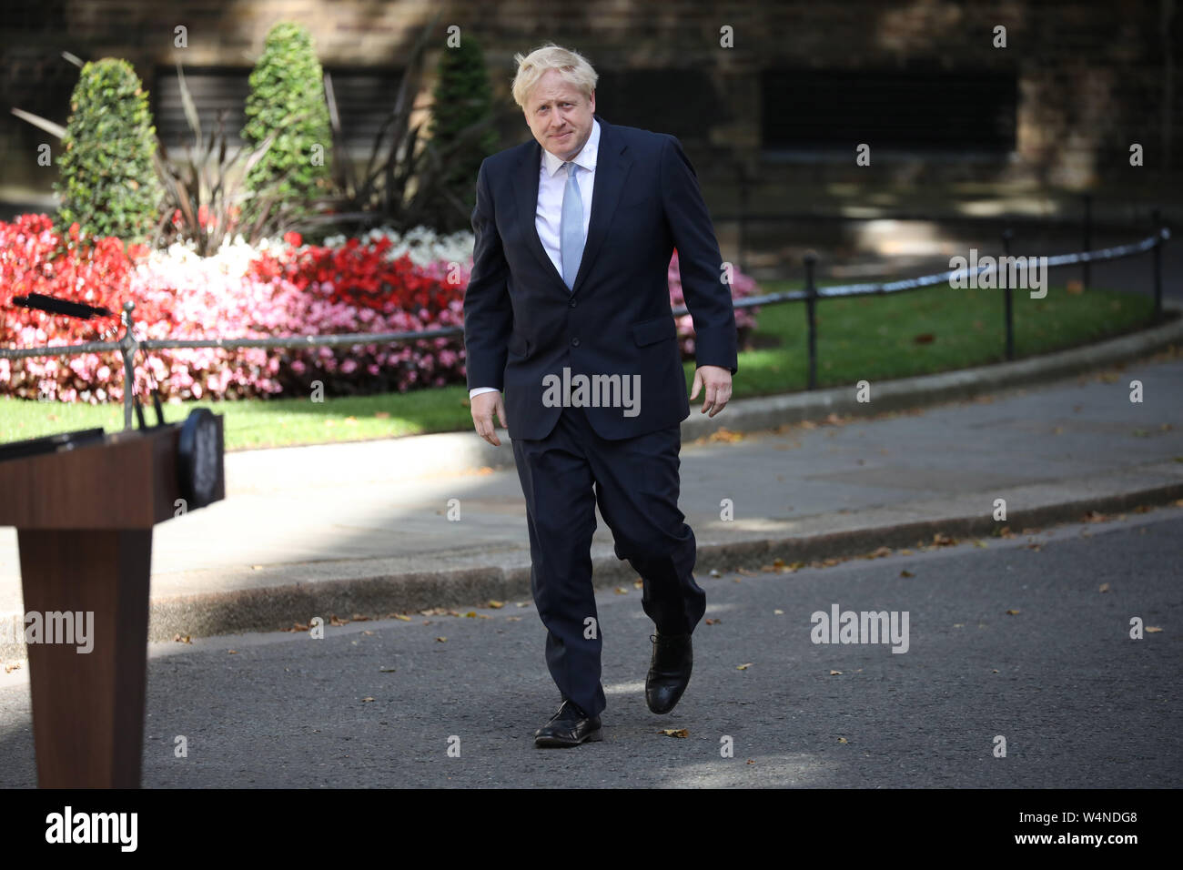 Londra, Regno Unito. Il 24 luglio 2019. Il nuovo Primo Ministro britannico Boris Johnson, arriva a Downing Street dopo aver corso per la Regina Elisabetta II, che ha chiesto di lui per formare un nuovo governo dopo Theresa Maggio dimesso come Primo Ministro. Johnson è raffigurato come egli subentra come nuovo Primo Ministro al numero 10 di Downing Street, Londra, il 24 luglio 2019 Credit: Paolo Marriott/Alamy Live News Foto Stock