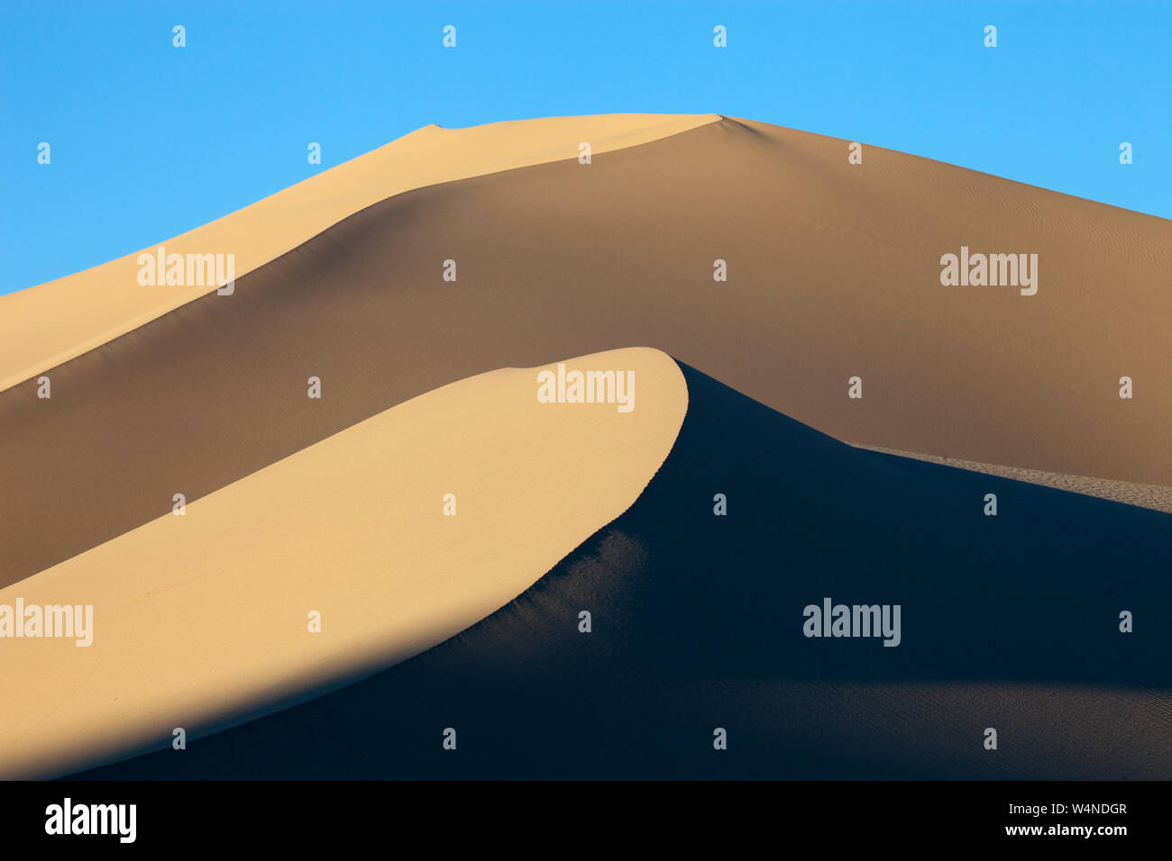 Le dune di sabbia e il cielo blu, il Deserto Mojave, California Foto Stock