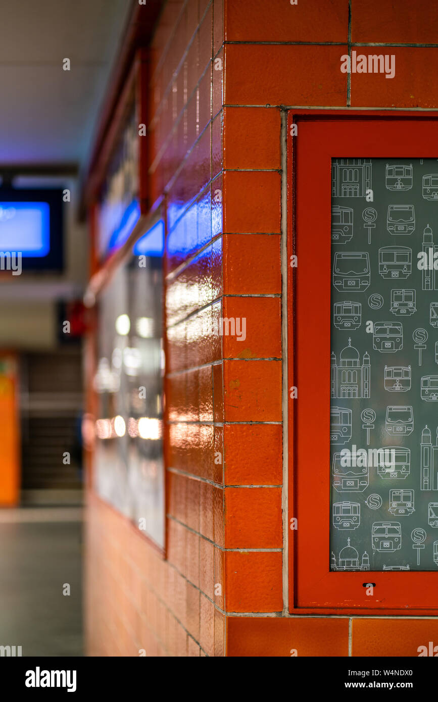 La stazione della metropolitana Oranienburger Strasse, Berlino, Germania - Luglio 07, 2019: dettaglio dell'edificio sulla piattaforma con piastrelle di colore arancione e tipici LPP Foto Stock
