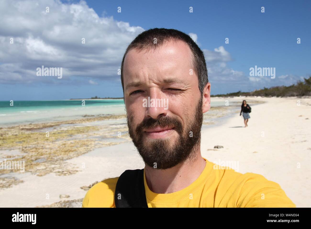 Traveler selfie in Cayo Coco, Cuba. Spiaggia cubana tourist self portrait. Foto Stock