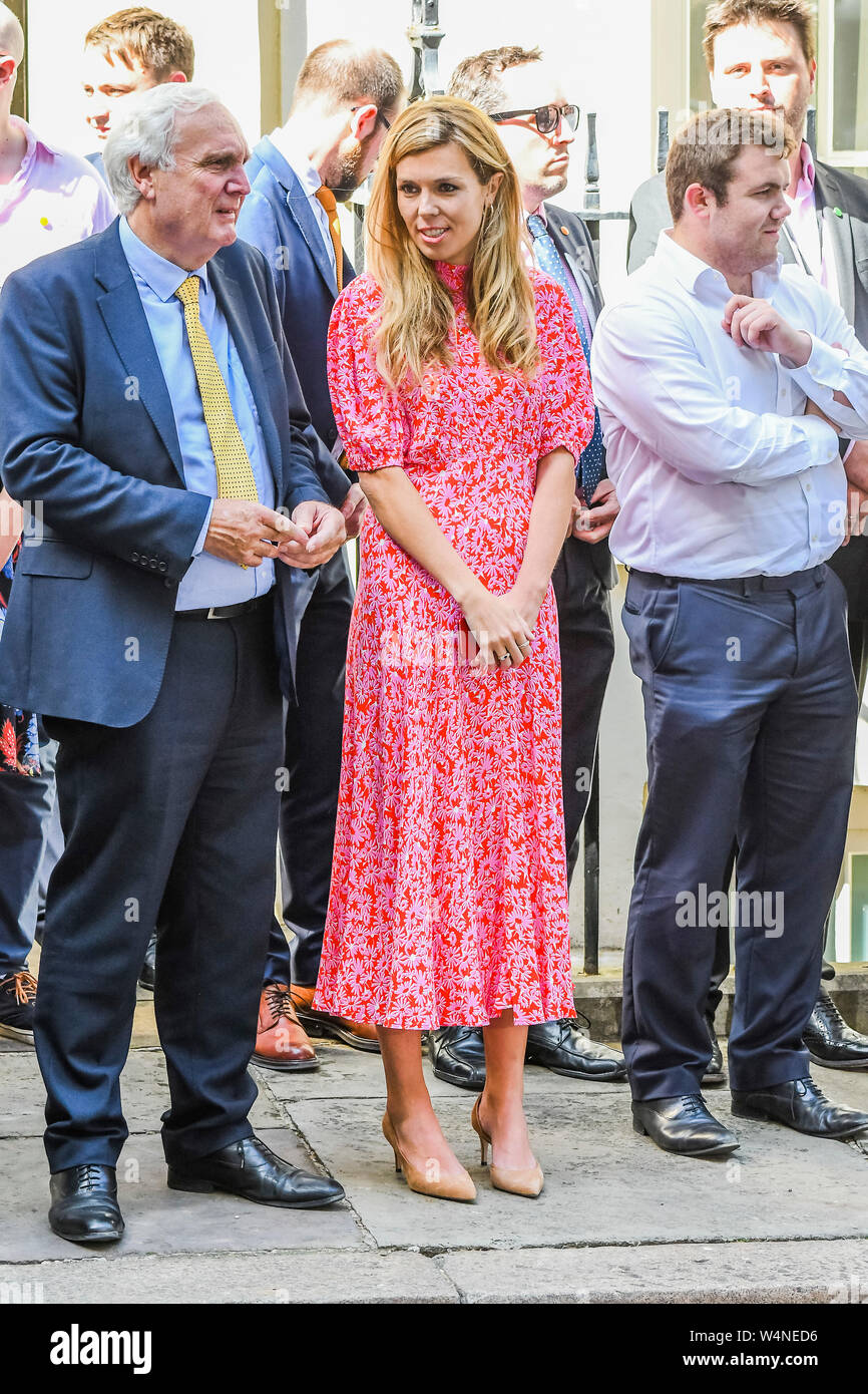 A Downing Street, Londra, Regno Unito. Il 24 luglio, 2019. Carrie Symonds, Boris il partner, vi attende con la sua squadra ooutside numero 11 - Boris Johnson, il nuovo primo ministro, arriva a Downing Street. Egli è una sostituzione di Theresa Maggio dopo che ella si è dimesso. Credito: Guy Bell/Alamy Live News Foto Stock