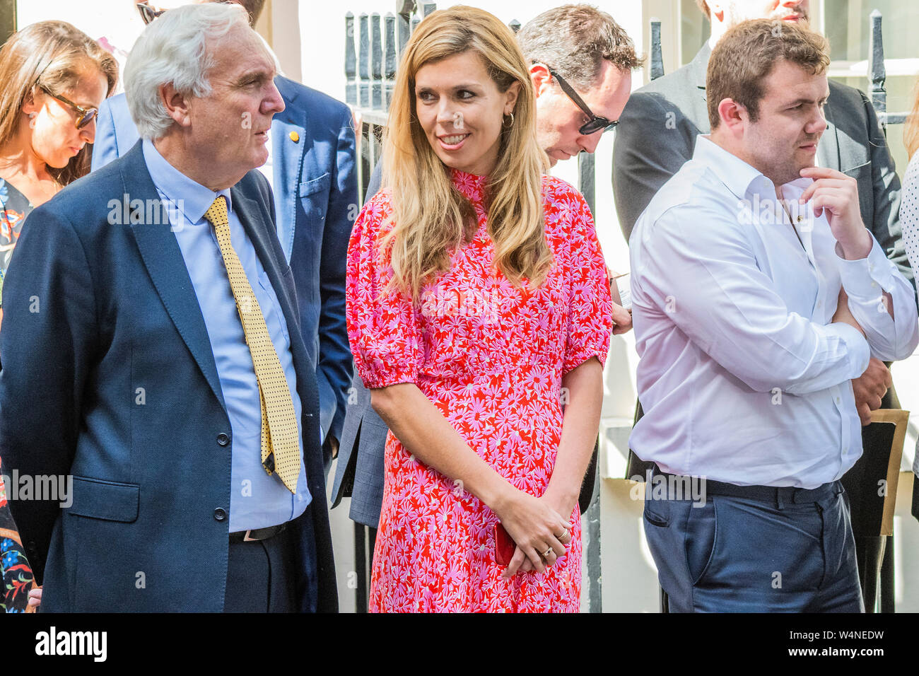 A Downing Street, Londra, Regno Unito. Il 24 luglio, 2019. Carrie Symonds, Boris il partner, vi attende con la sua squadra ooutside numero 11 - Boris Johnson, il nuovo primo ministro, arriva a Downing Street. Egli è una sostituzione di Theresa Maggio dopo che ella si è dimesso. Credito: Guy Bell/Alamy Live News Foto Stock