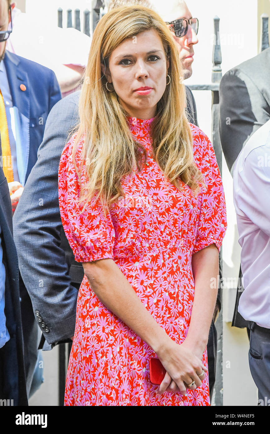 A Downing Street, Londra, Regno Unito. Il 24 luglio, 2019. Carrie Symonds, Boris il partner, vi attende con la sua squadra ooutside numero 11 - Boris Johnson, il nuovo primo ministro, arriva a Downing Street. Egli è una sostituzione di Theresa Maggio dopo che ella si è dimesso. Credito: Guy Bell/Alamy Live News Foto Stock