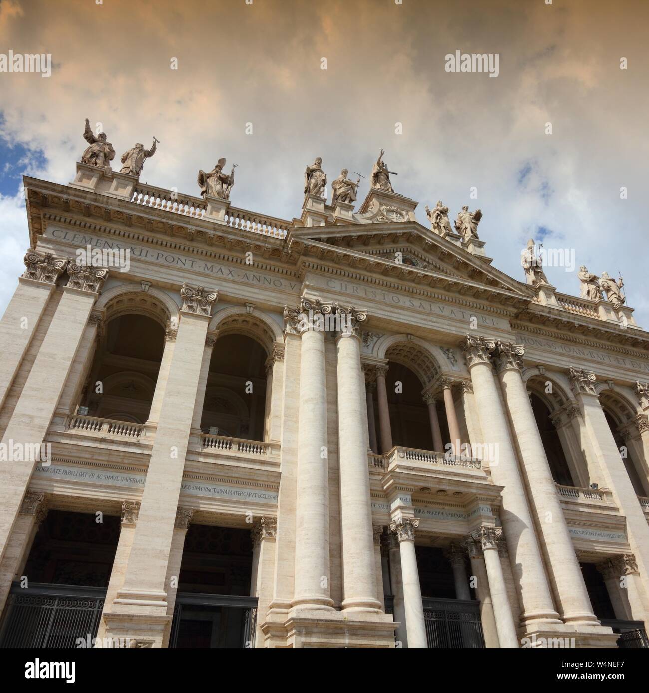 Roma, Italia - famoso Arcibasilica papale di San Giovanni in Laterano, ufficialmente la cattedrale di Roma. Composizione quadrata. Foto Stock