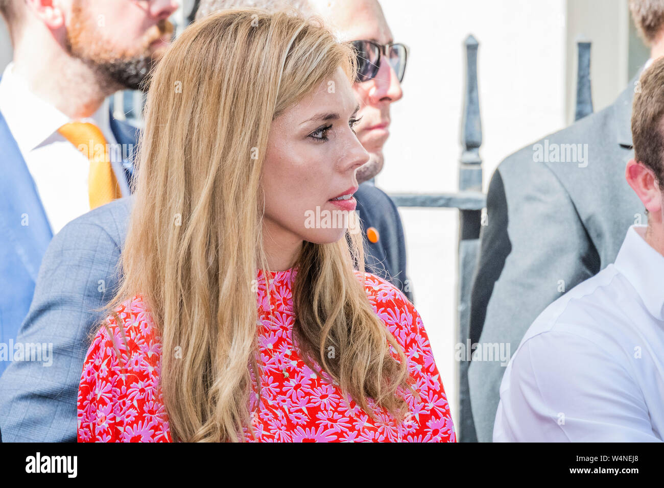 A Downing Street, Londra, Regno Unito. Il 24 luglio, 2019. Carrie Symonds, Boris il partner, vi attende con la sua squadra ooutside numero 11 - Boris Johnson, il nuovo primo ministro, arriva a Downing Street. Egli è una sostituzione di Theresa Maggio dopo che ella si è dimesso. Credito: Guy Bell/Alamy Live News Foto Stock
