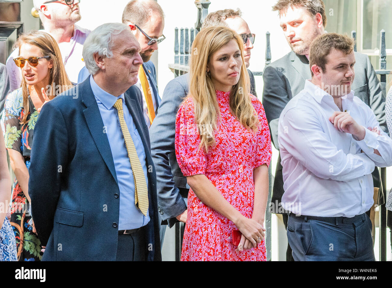 A Downing Street, Londra, Regno Unito. Il 24 luglio, 2019. Carrie Symonds, Boris il partner, vi attende con la sua squadra ooutside numero 11 - Boris Johnson, il nuovo primo ministro, arriva a Downing Street. Egli è una sostituzione di Theresa Maggio dopo che ella si è dimesso. Credito: Guy Bell/Alamy Live News Foto Stock