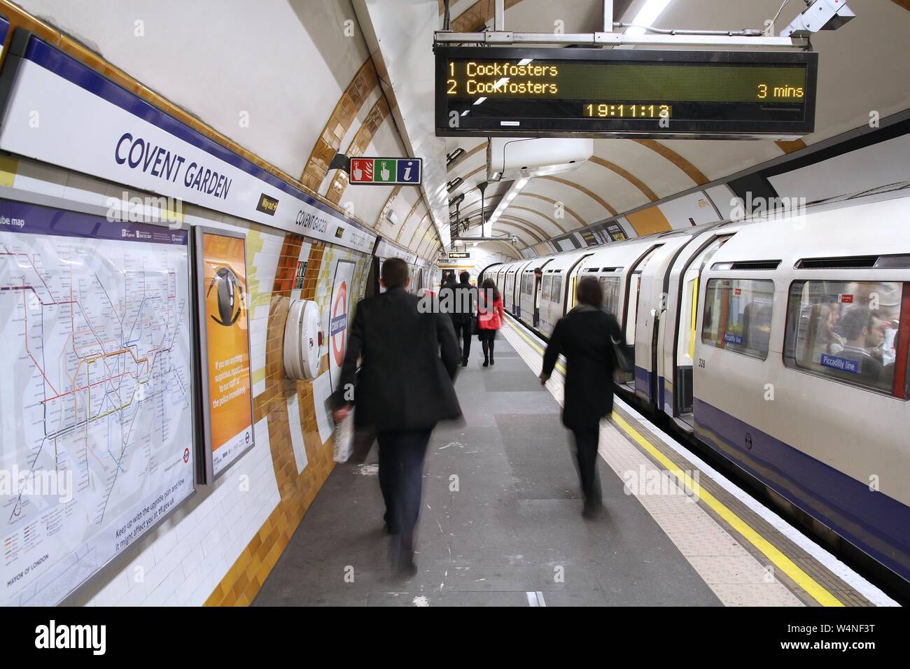 LONDON, Regno Unito - 14 Maggio 2012: persone attendere al Covent Garden la stazione della metropolitana di Londra. La metropolitana di Londra è il più trafficato xi sistema di metropolitana in tutto il mondo w Foto Stock
