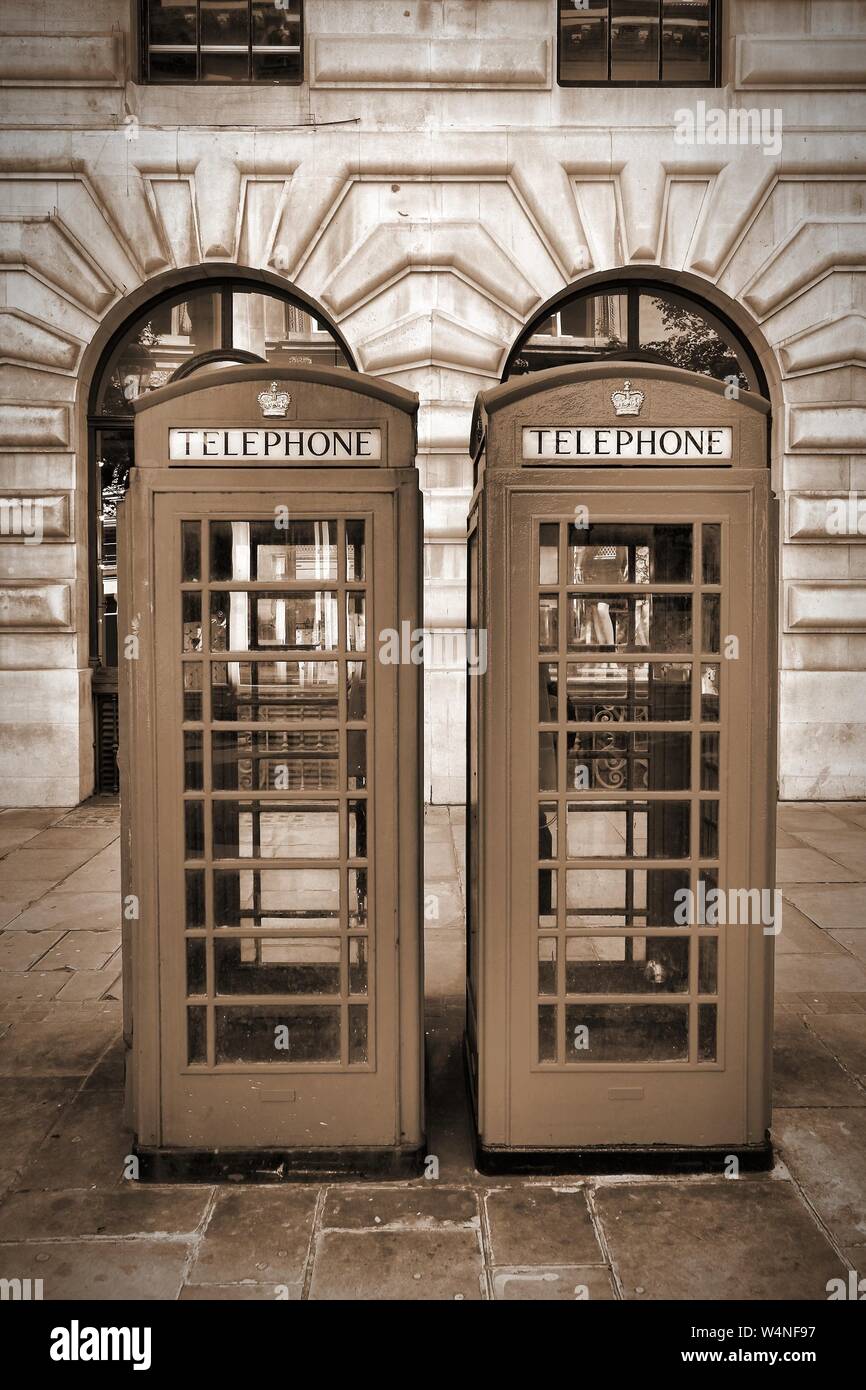 Londra, Inghilterra - tipico cabine telefoniche. Tonalità seppia - filtrati vintage stile fotografico. Foto Stock