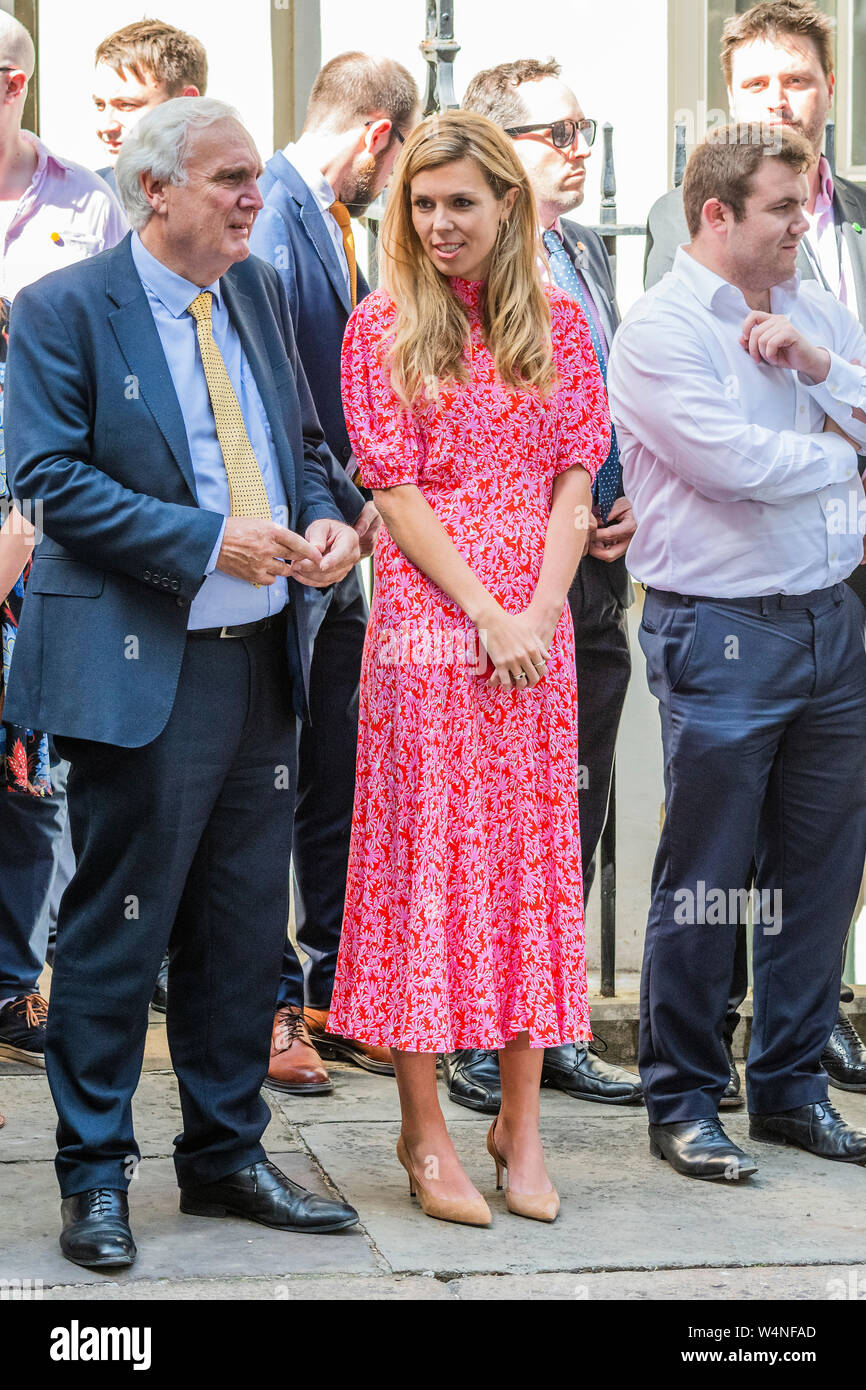 A Downing Street, Londra, Regno Unito. Il 24 luglio, 2019. Carrie Symonds, Boris il partner, vi attende con la sua squadra ooutside numero 11 - Boris Johnson, il nuovo primo ministro, arriva a Downing Street. Egli è una sostituzione di Theresa Maggio dopo che ella si è dimesso. Credito: Guy Bell/Alamy Live News Foto Stock