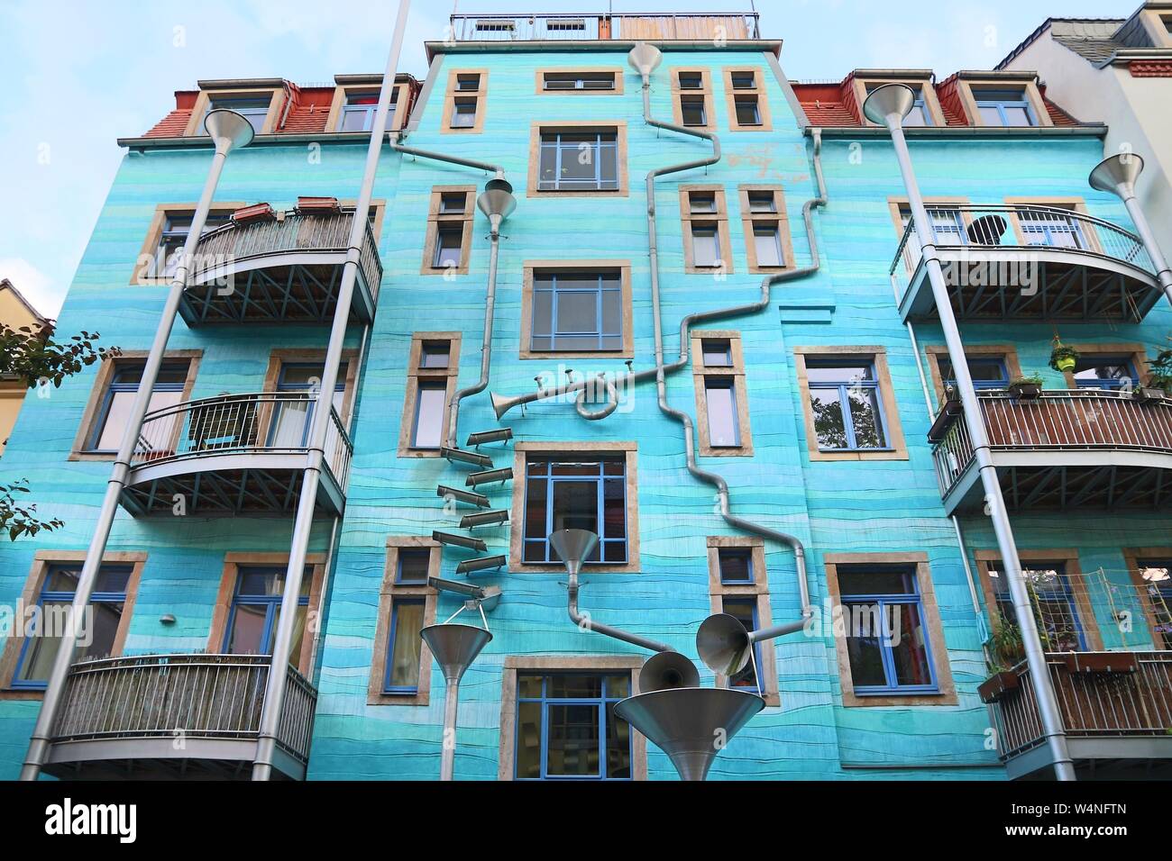 DRESDEN, Germania - 10 Maggio 2018: Kunsthof passaggio nel quartiere Neustadt di Dresda. Kunsthofpassage è un insieme di cortili interni ringiovaniti con modernamente Foto Stock