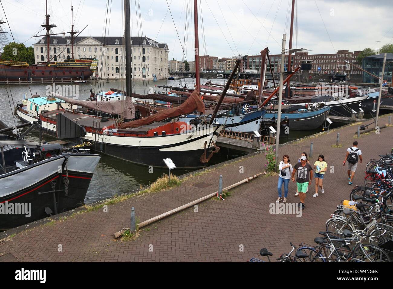 AMSTERDAM, Paesi Bassi - 8 Luglio 2017: la gente visita il Museo Harbour (Museumhaven) in Amsterdam, Paesi Bassi. Ormeggio in Oosterdok sono alcuni histor Foto Stock