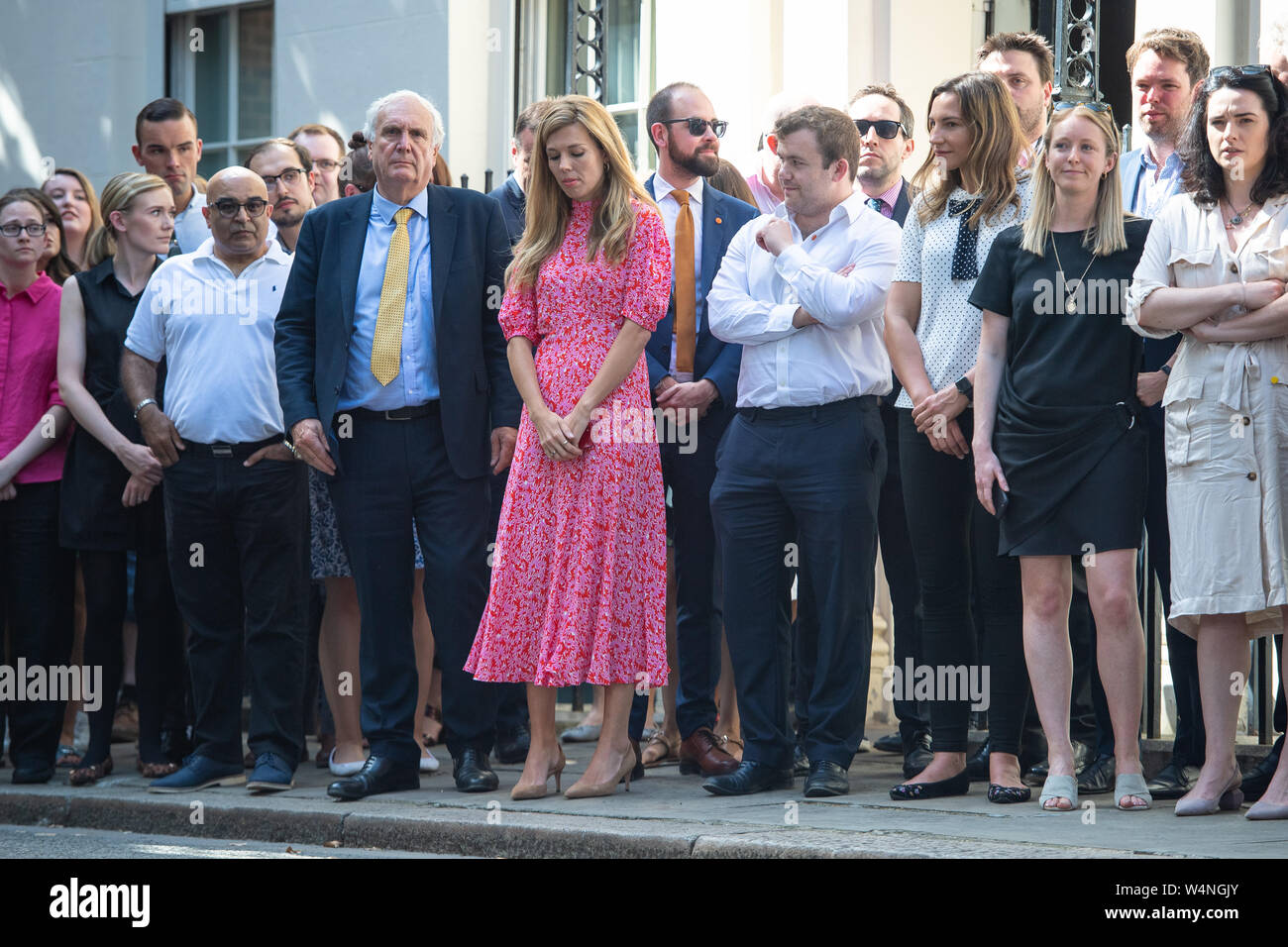 Il nuovo Primo Ministro Boris Johnson il partner Carrie Symonds (terza a sinistra) attende per lui a fare un discorso al di fuori 10 Downing Street, Londra, dopo un incontro con la regina Elisabetta II e di accettare il suo invito a diventare Primo Ministro e formare un nuovo governo. Foto Stock