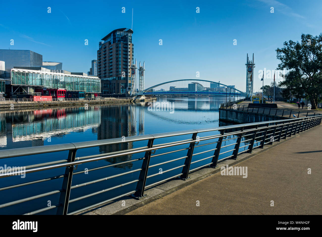 Il Lowry Arts Center, Imperial Point Blocco di appartamenti e il Millennium Bridge, oltre il Manchester Ship Canal, Salford Quays, Manchester, Regno Unito Foto Stock