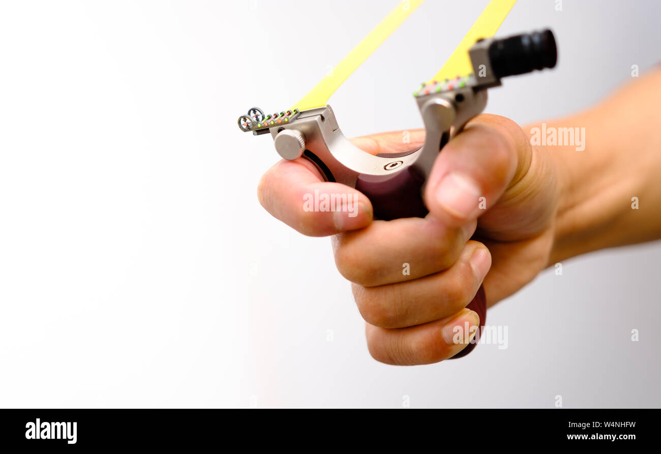 Slingshot è realizzata a mano con la curva girato con due bande di gomma fissate su entrambi i lati del veicolo. Foto Stock