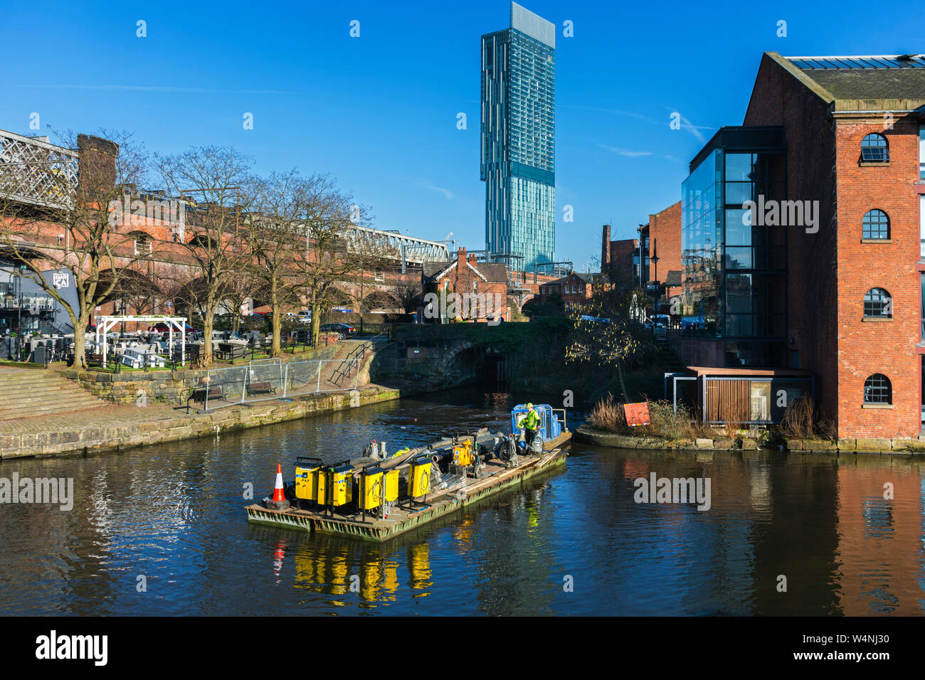 Piattaforma galleggiante con attrezzature per le riparazioni per bloccare 92 in corrispondenza della giunzione di Bridgewater e canali di Rochdale, Castlefield, Manchester, Inghilterra, Regno Unito Foto Stock