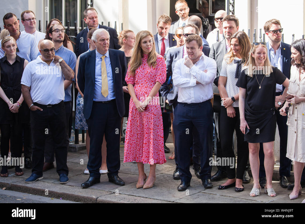 Londra, Regno Unito. 24 Luglio, 2019. Carrie Symonds (c), Boris Johnson's ragazza, attende per lui arrivare a Downing Street come Primo Ministro per la prima volta, essendo stata formalmente nominati dalla Regina poco prima a Buckingham Palace. Credito: Mark Kerrison/Alamy Live News Foto Stock